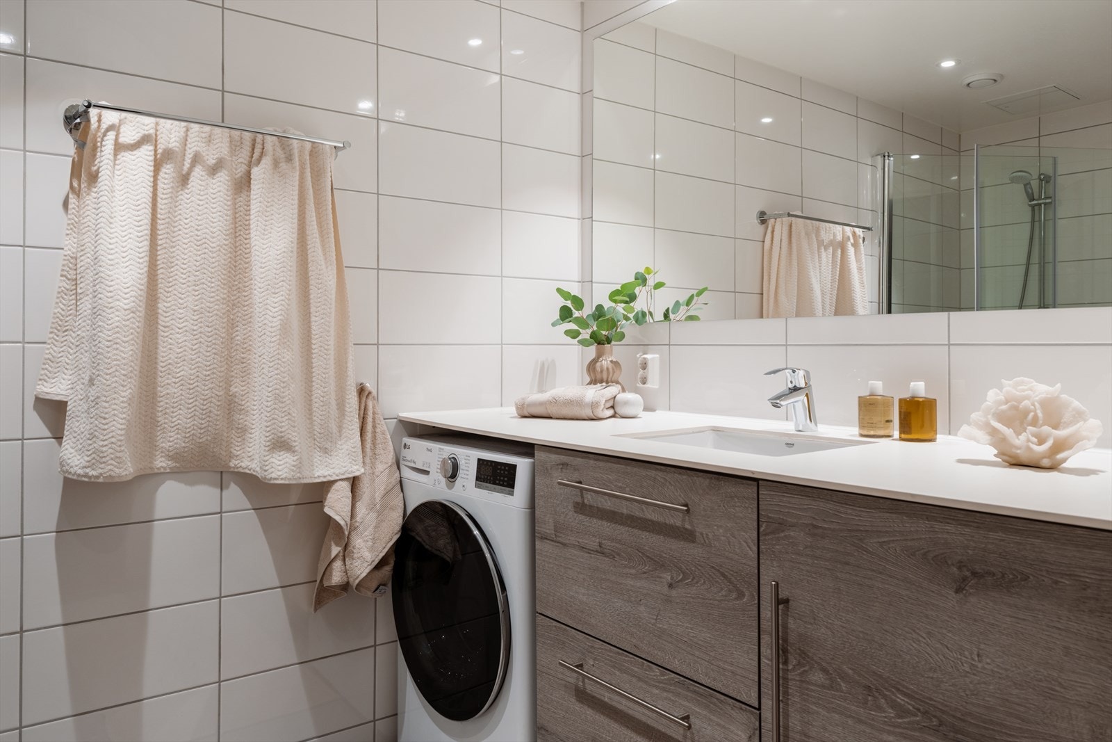 Her er det vannbåren gulvvarme for ekstra komfort, samt downlights i taket. Galleribilde