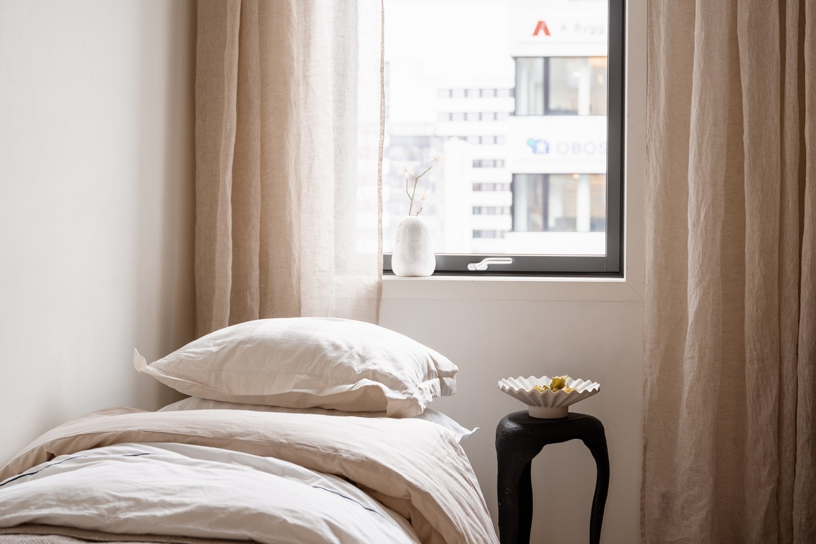 Vinduer med 3-lags isolerglass bidrar til god isolasjon. Galleribilde