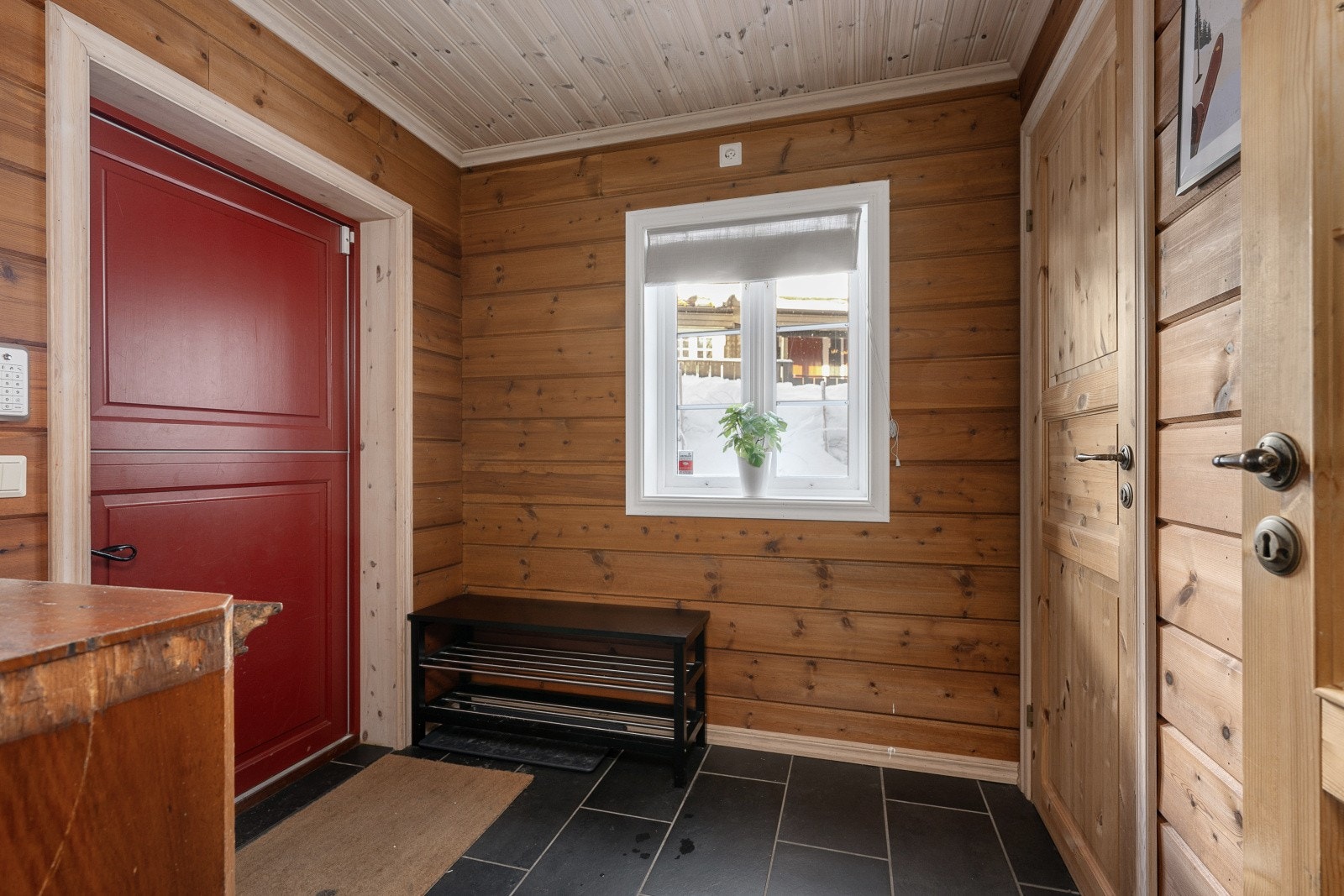 Engemyra 34 er opprinnelig oppført i 2003. Hytta måler 110 kvm (internt bruksareal). Galleribilde