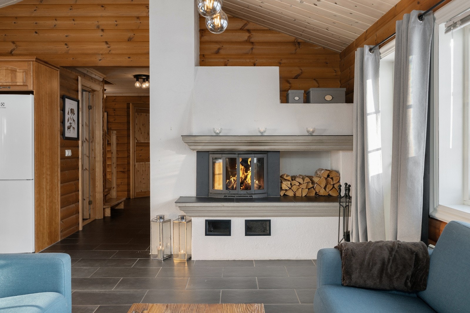 I rommet er det montert peis med innsats som bidrar til ekstra god temperatur og knitrende hygge. Galleribilde