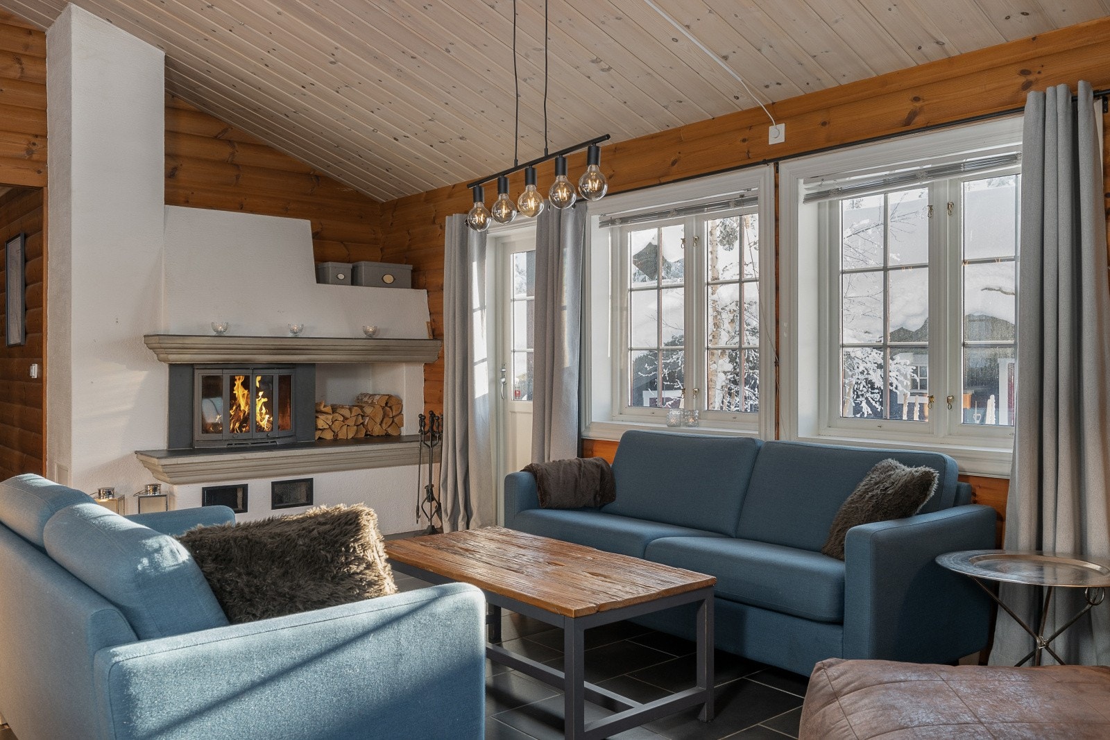 Fra stuen er det utgang til flere hyggelige uteplasser med plass til både møblement og grill. Galleribilde