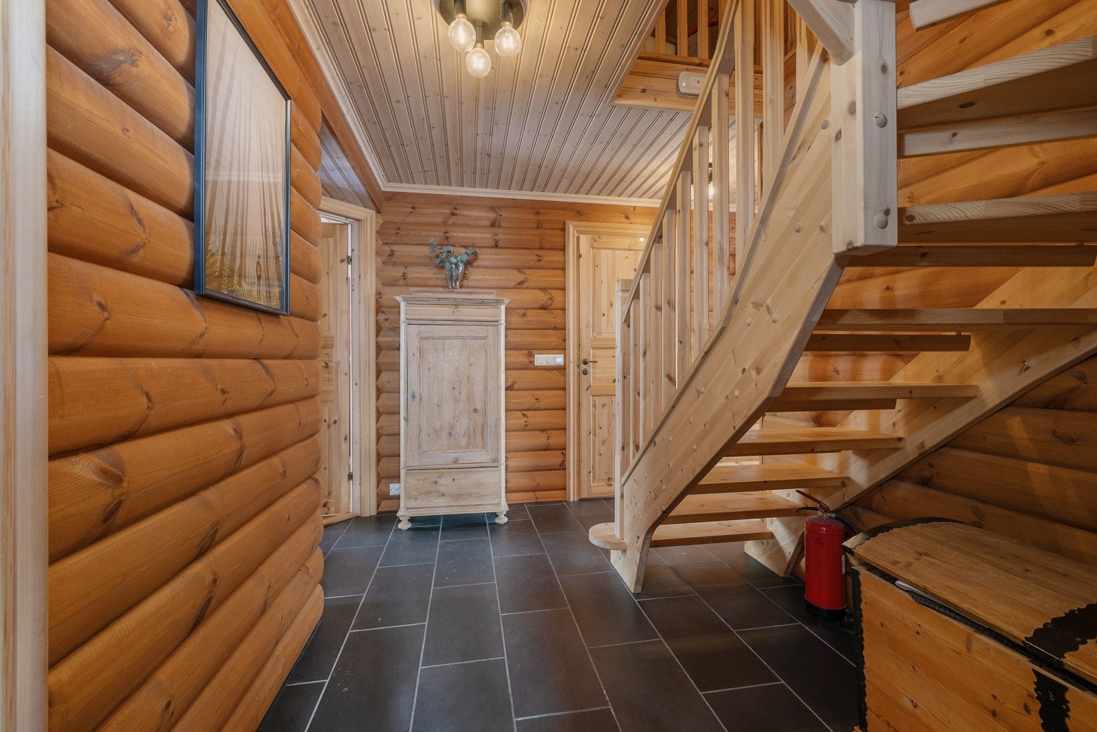 Vel innenfor døren blir du møtt av en praktisk entré med god plass til oppbevaringsløsninger, fliser på gulv med gulvvarme. Galleribilde