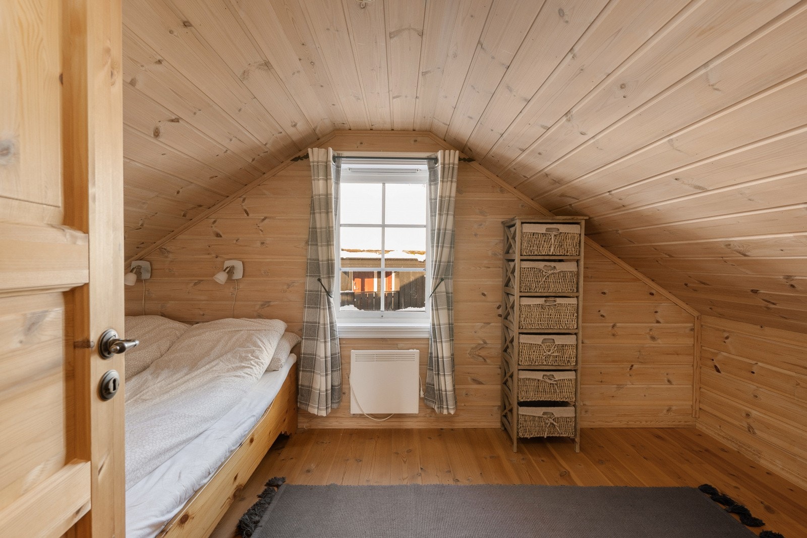 I tillegg til TV-stuen er det innredet ett rom i hver ende med ekstra sengeplasser. Galleribilde