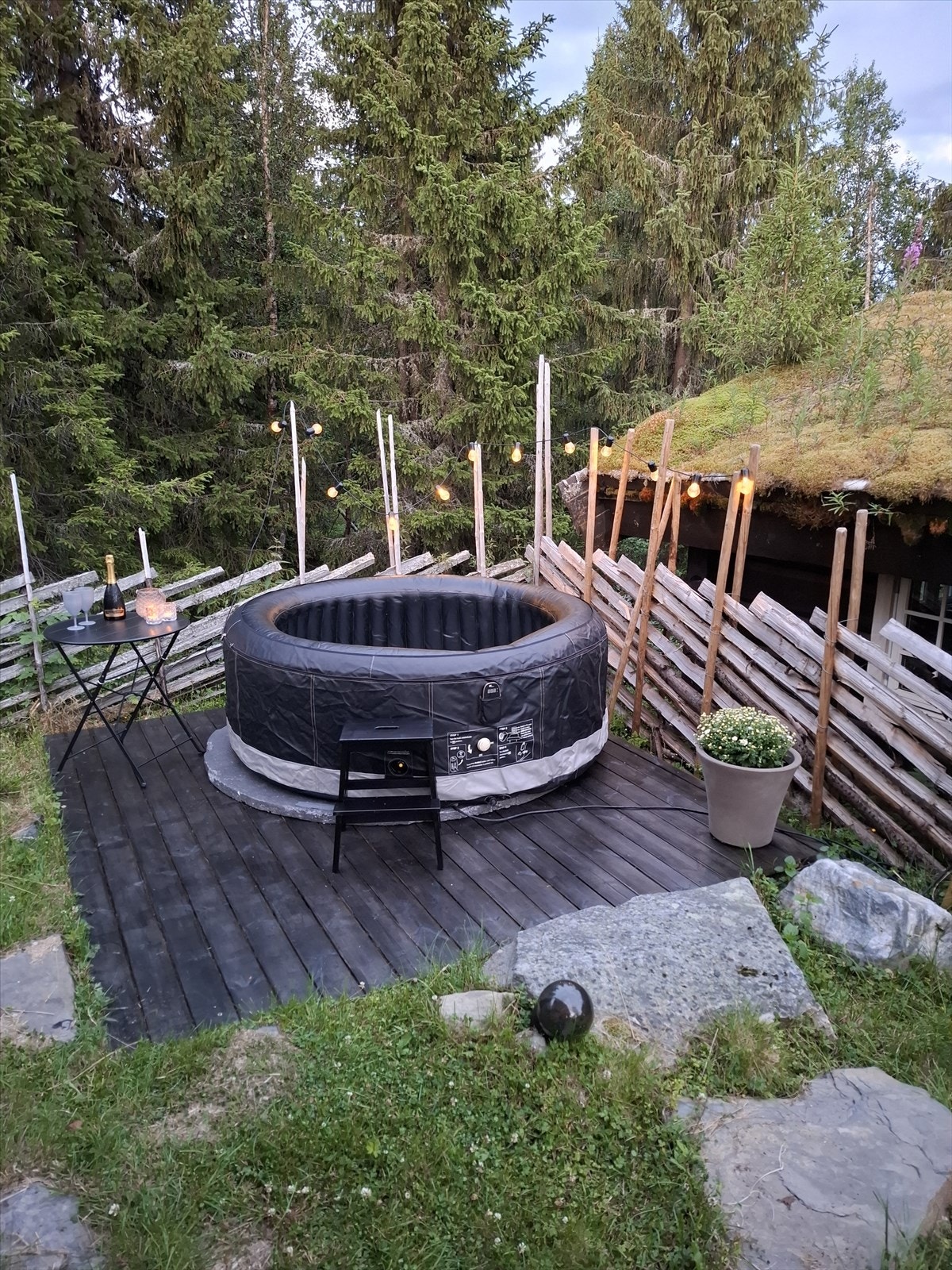 Det er blant annet tilrettelagt for Jacuzzi på eiendommen. Privat foto. Galleribilde