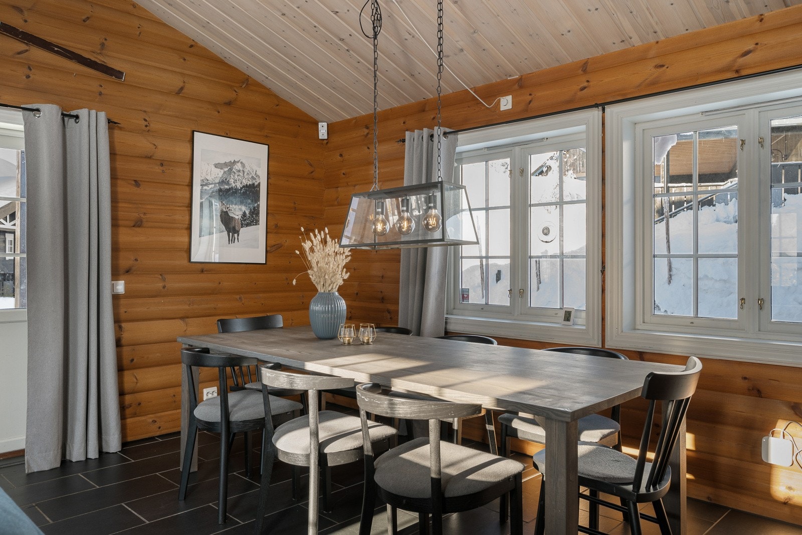 Det er god plass til spisegruppe i tilknytning til stua. Galleribilde