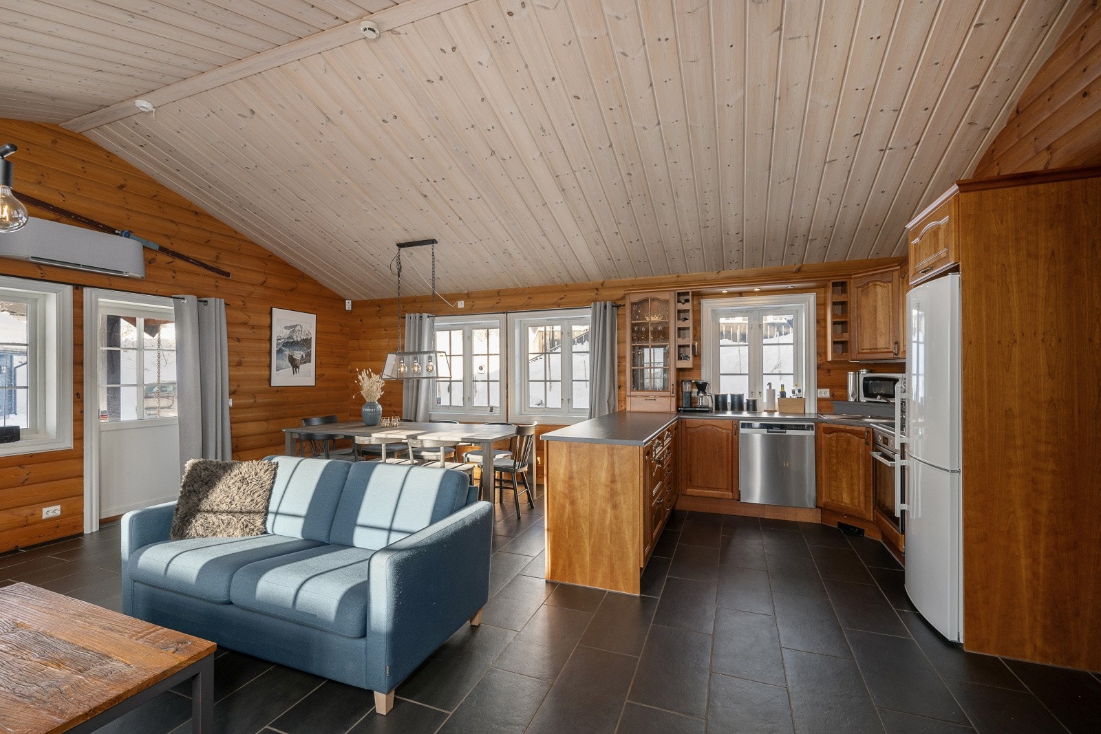 Stuen er utstyrt med gulvvarme, peisovn og varmepumpe. Galleribilde