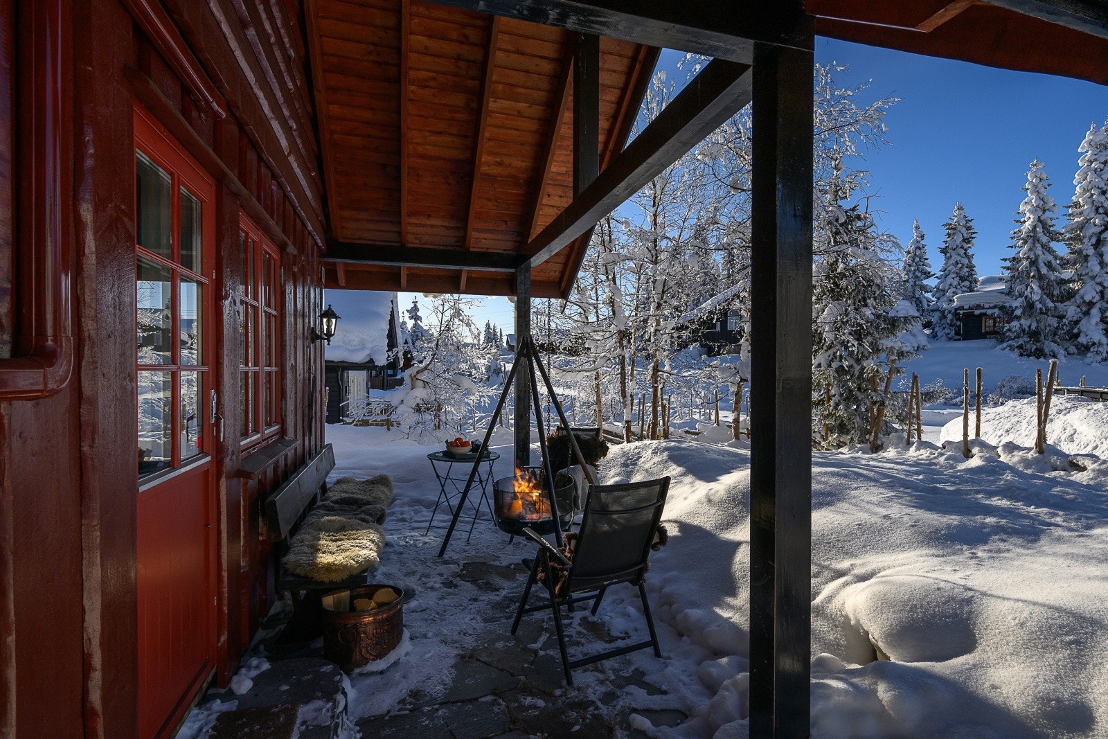Fra stua er det utgang til vestvendt, overbygget veranda med god plass til sittegruppe og bålpanne! Galleribilde