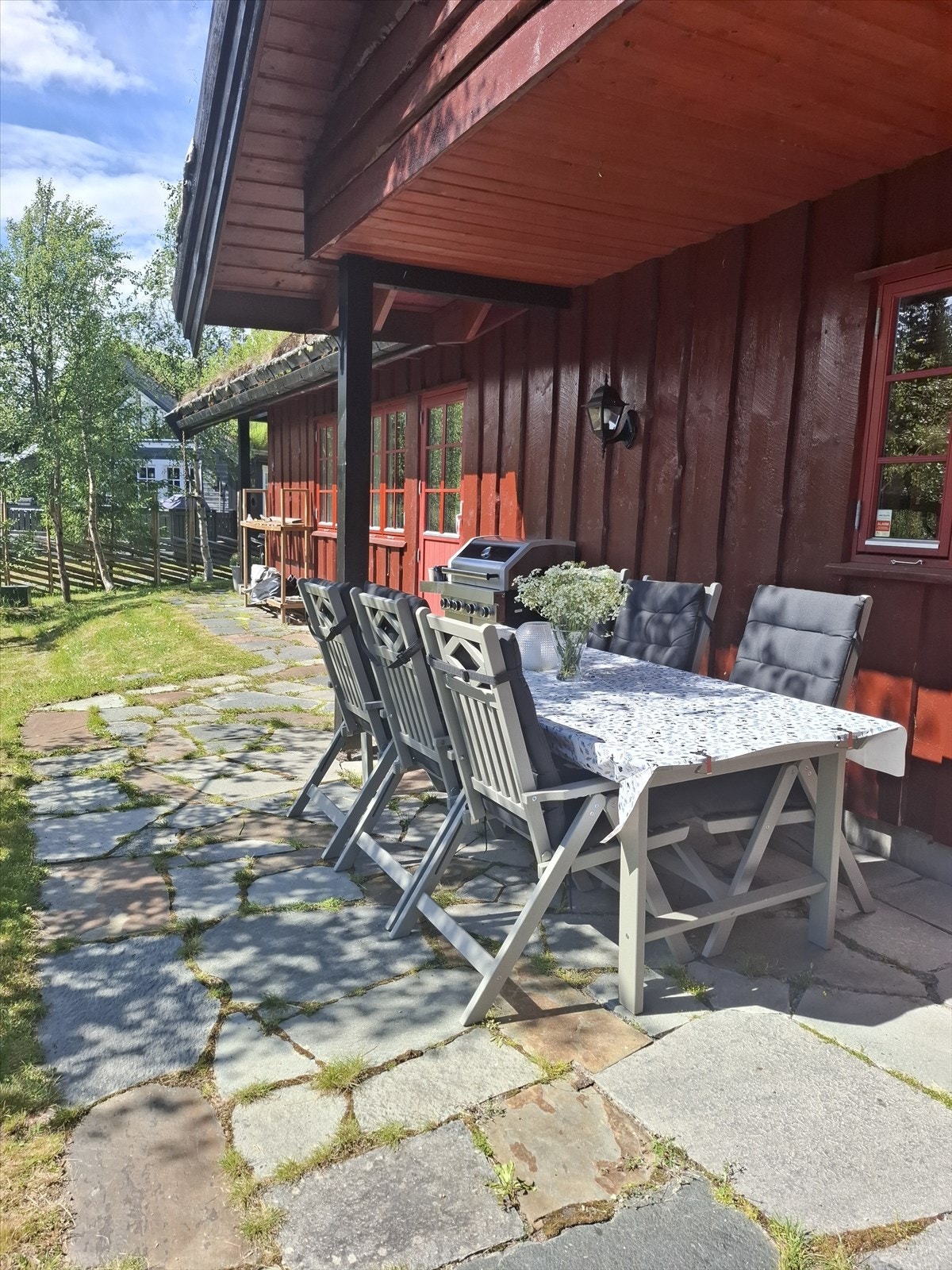 Hytta har en pent opparbeidet uteplass mot både sør og vest. Her kan man nyte late dager i solen. Privat foto. Galleribilde