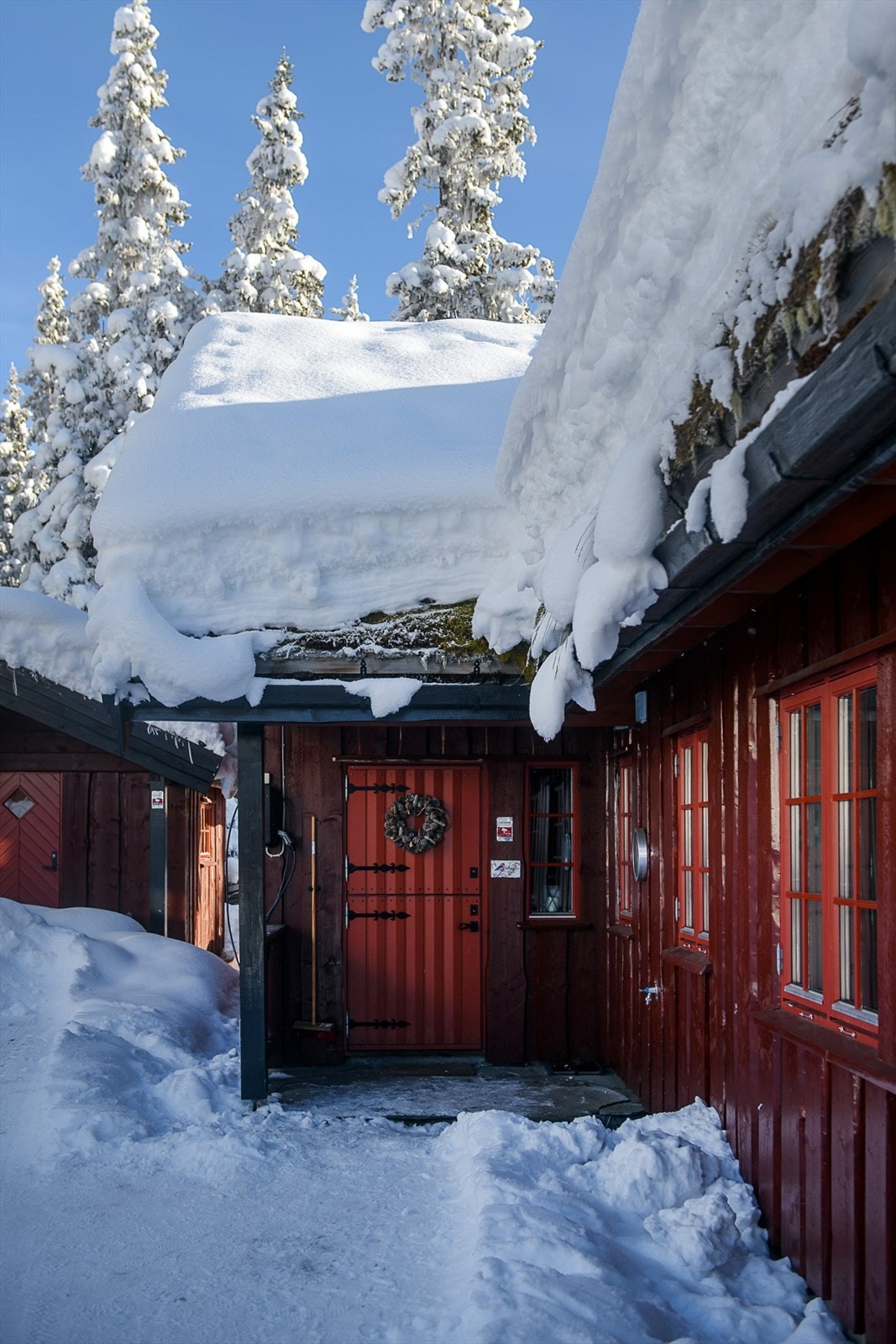 Hytta har adkomst via et praktisk overbygd inngangsparti. Galleribilde