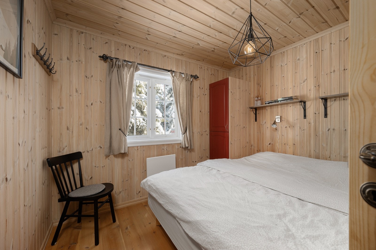 Til sammen inneholder hytta tre soverom. Galleribilde