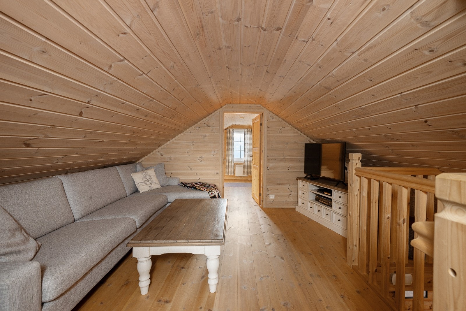 TV-stuen kommer godt med når hele familien er samlet på hytta! Galleribilde