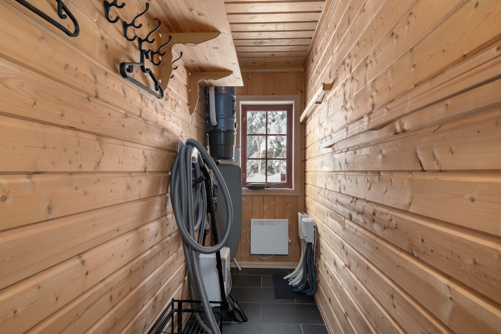 Innvendig bod i tilknytning til inngangspartiet. Galleribilde