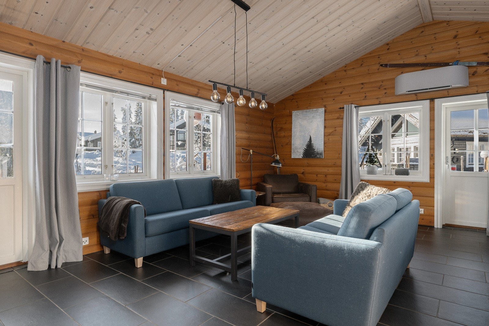 Det er rikelig med vindusflater og terrassedører til uteplass mot sør og vest. Galleribilde