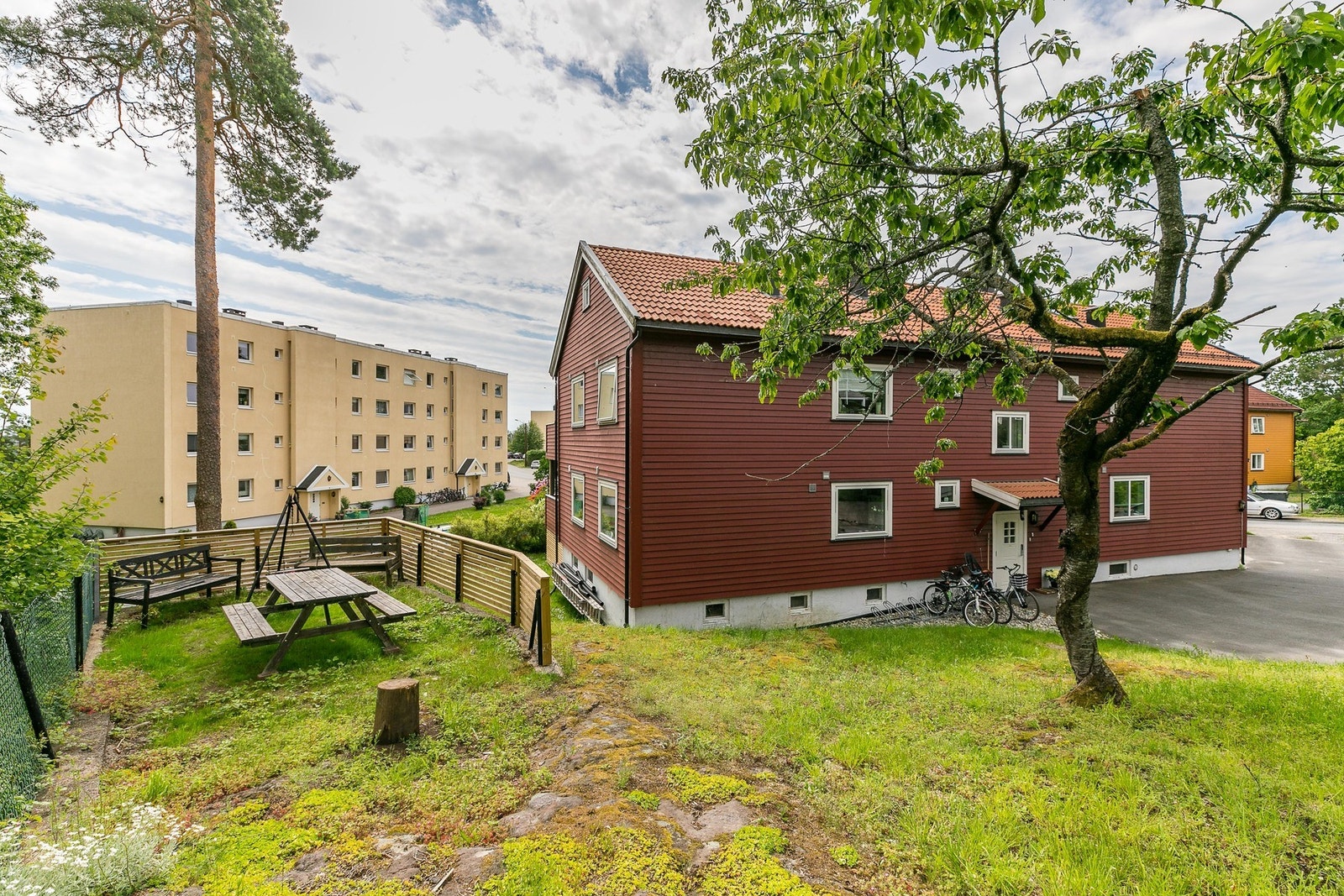 Eiendommen har en tilbaketrukket beliggenhet i rolige og fredelige omgivelser, med store grøntarealer rundt bebyggelsen. Området er svært populært med godt bomiljø og trygge omgivelser. Galleribilde