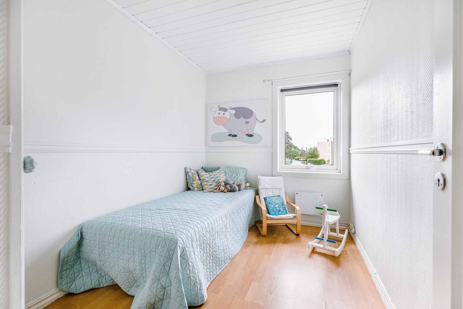 Leiligheten har to soverom i hovedetasjen. Galleribilde