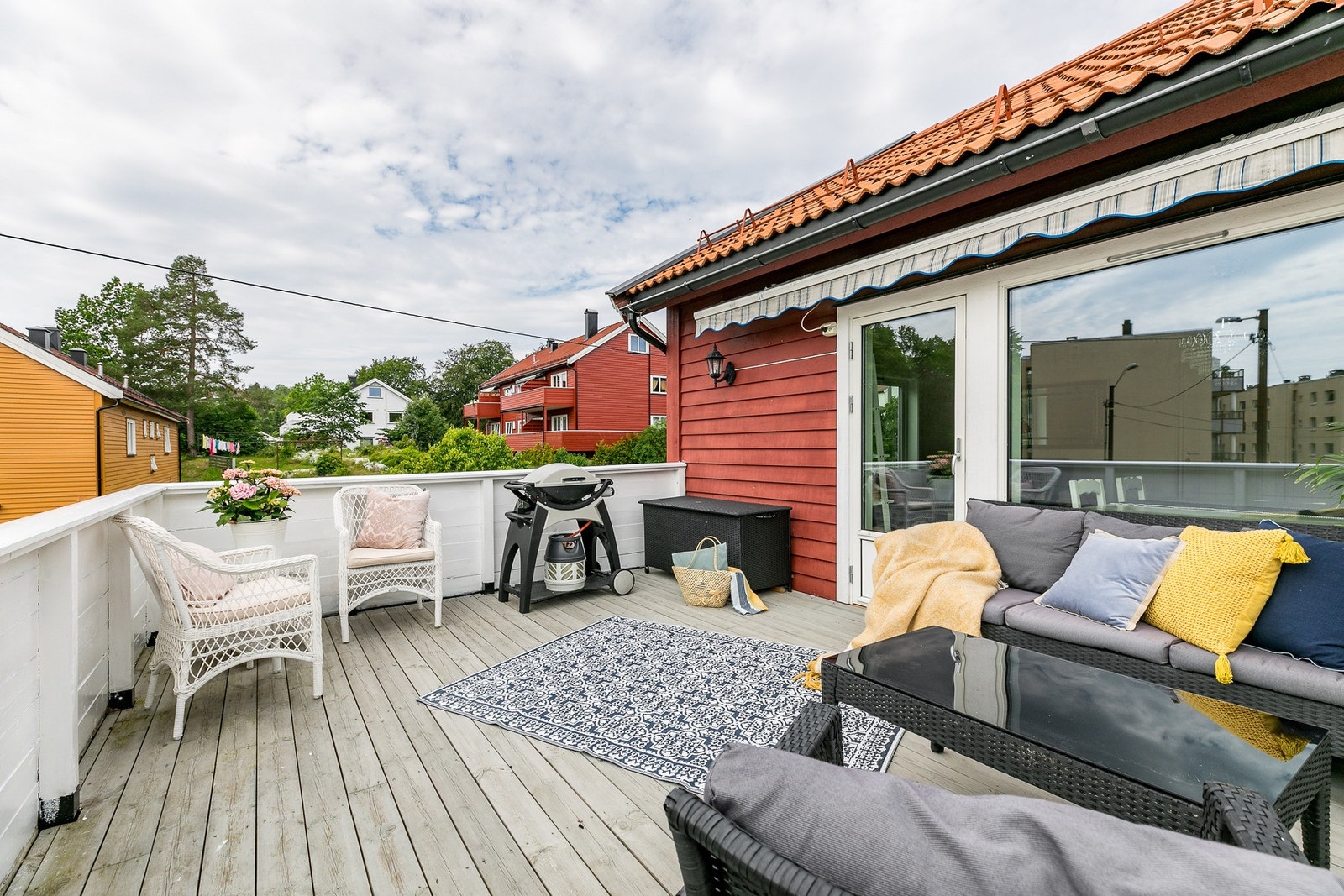 Fra stuen er det utgang til balkong på 19 m² hvor man kan nyte lange sommerkvelder. Store deler av sommerhalvåret står døren oppe og mye tid blir tilbrakt her ute. Galleribilde