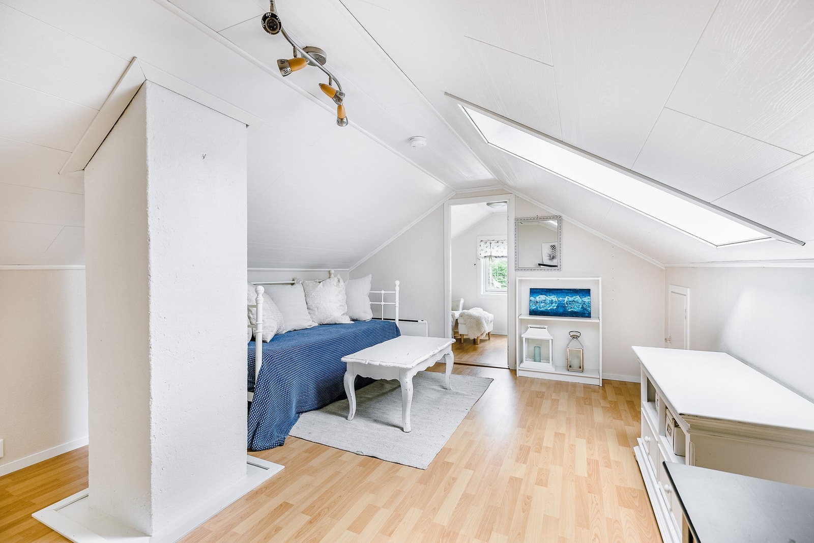 Loftet er i dag innredet med to rom. Det er innredet med soverom og stue. Loftet er ikke godkjent for varig opphold.
Se nærmere under punktet "Ferdigattest eller midl. brukstillatelse" i salgsoppgaven. Galleribilde