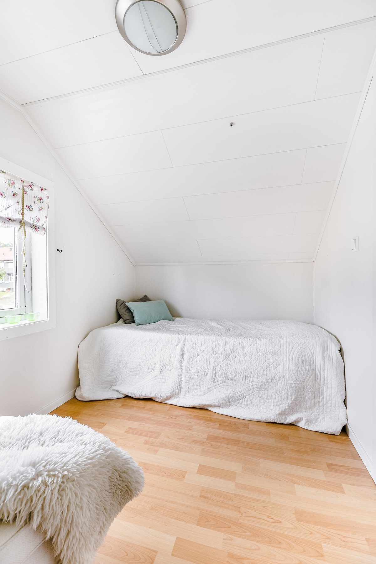 Loftet er i dag innredet med to rom. Det er innredet med soverom og stue. Loftet er ikke godkjent for varig opphold.
Se nærmere under punktet "Ferdigattest eller midl. brukstillatelse" i salgsoppgaven. Galleribilde