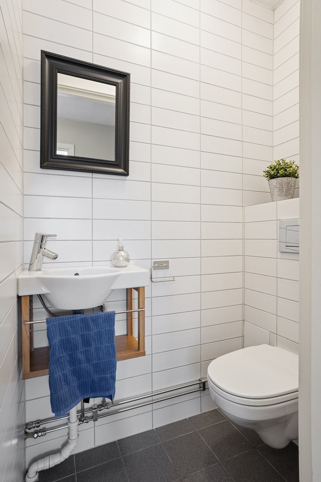 Toalettrom innredet i samme uttrykk som hovedbadet Galleribilde