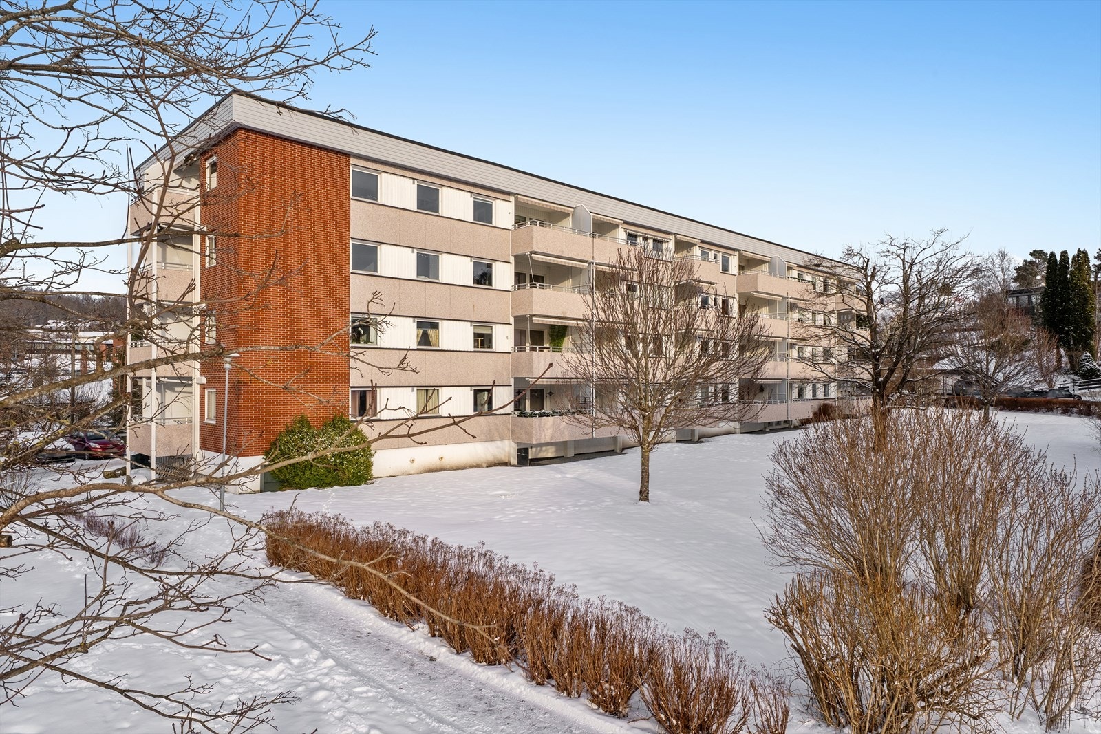 Borettslaget har grønne og frodige omgivelser rundt bygningene med plen og beplantning lett tilgjengelig for beboerne Galleribilde