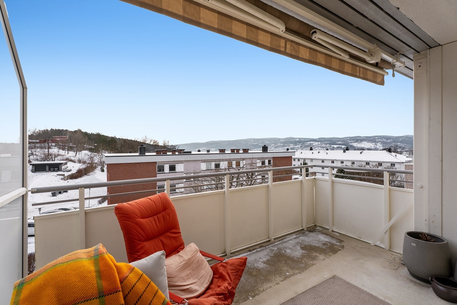 Leiligheten har fantastisk utsikt fra balkongen og gode solforhold Galleribilde