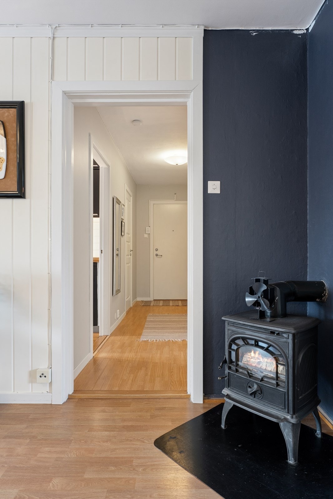 Stuen har stemningsfull vedovn Galleribilde