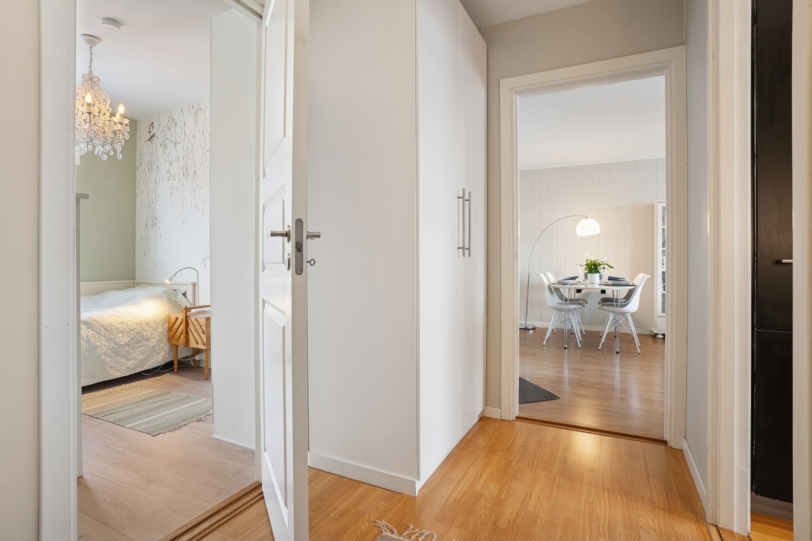 Innenfor døren ønskes du velkommen av en hyggelig og lys entré med varm parkett på gulvet og malte vegger i en lys fargetone, komplettert med hvite gulvlister Galleribilde