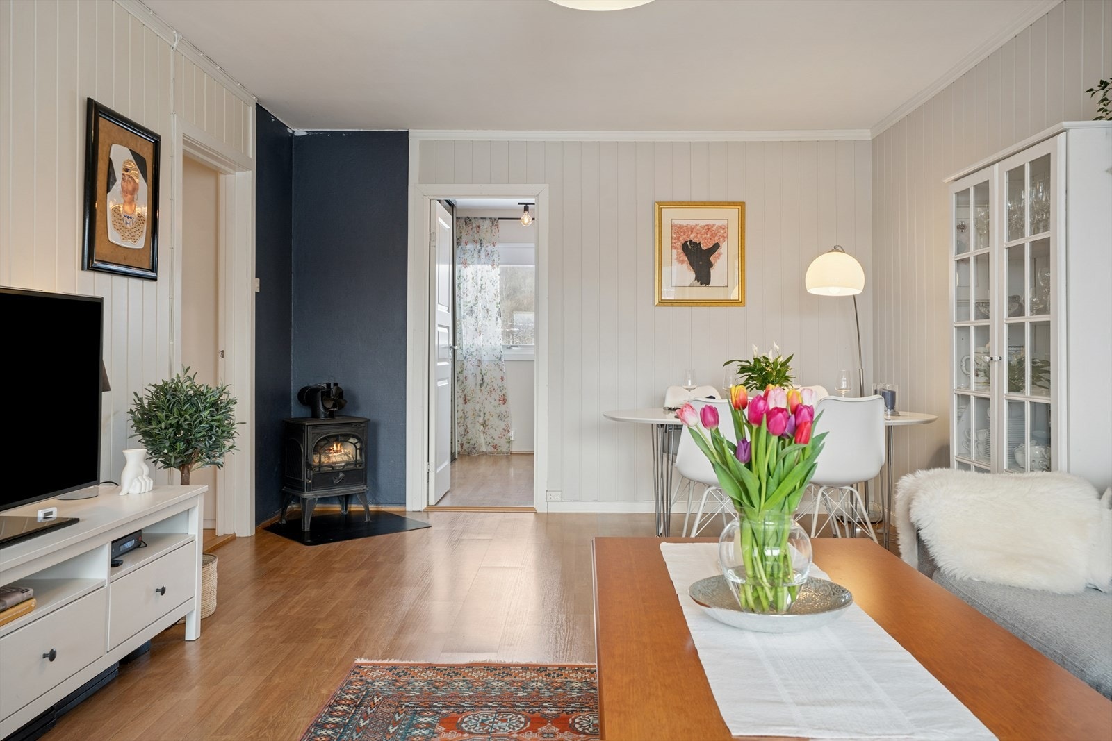 Boligens oppvarming består hovedsakelig av elektriske panelovner og gulvvarme på bad. Suppleres med vedovn i stuen Galleribilde