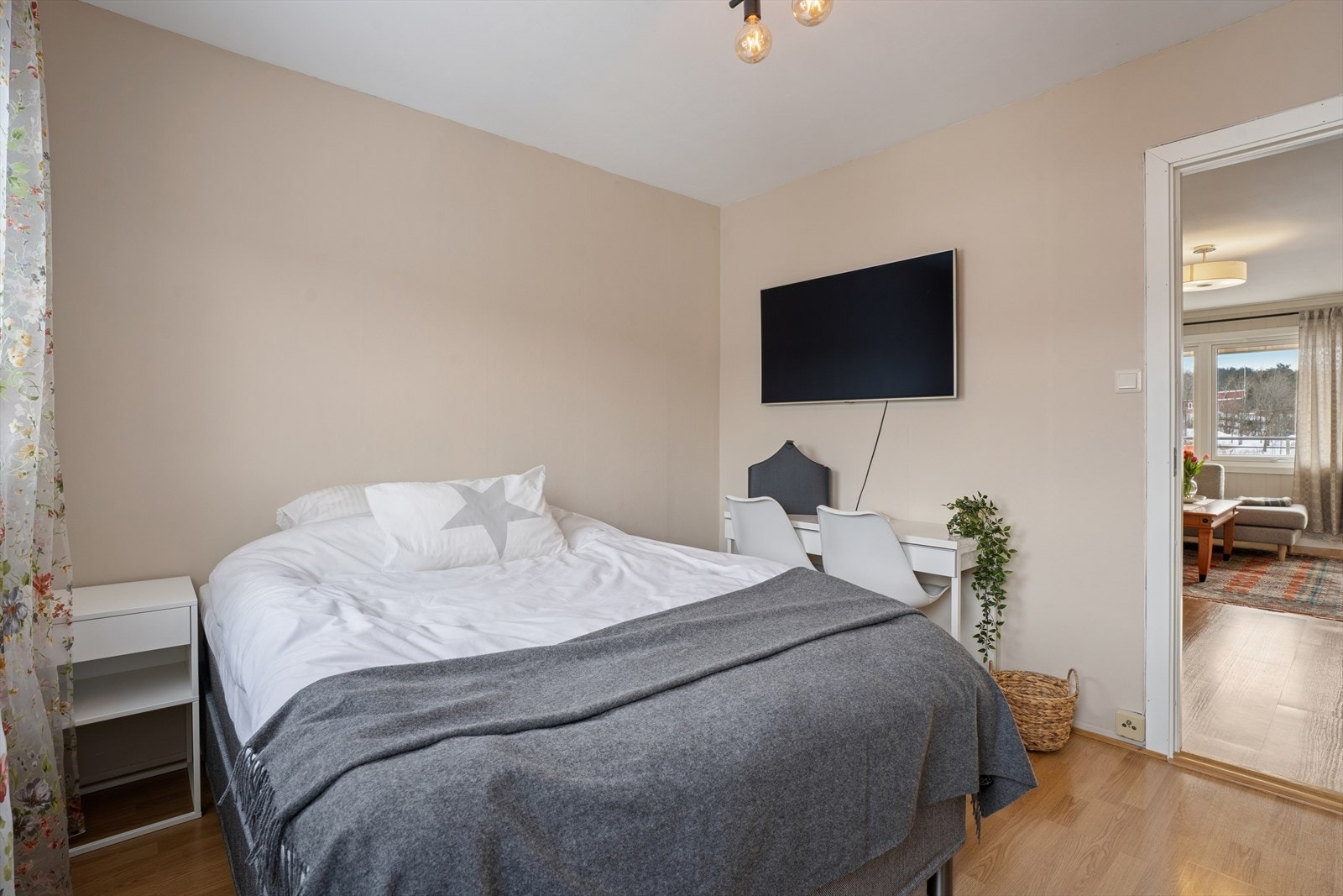 Hovedsoverommet har god plass til dobbeltseng og tilhørende nattbord Galleribilde