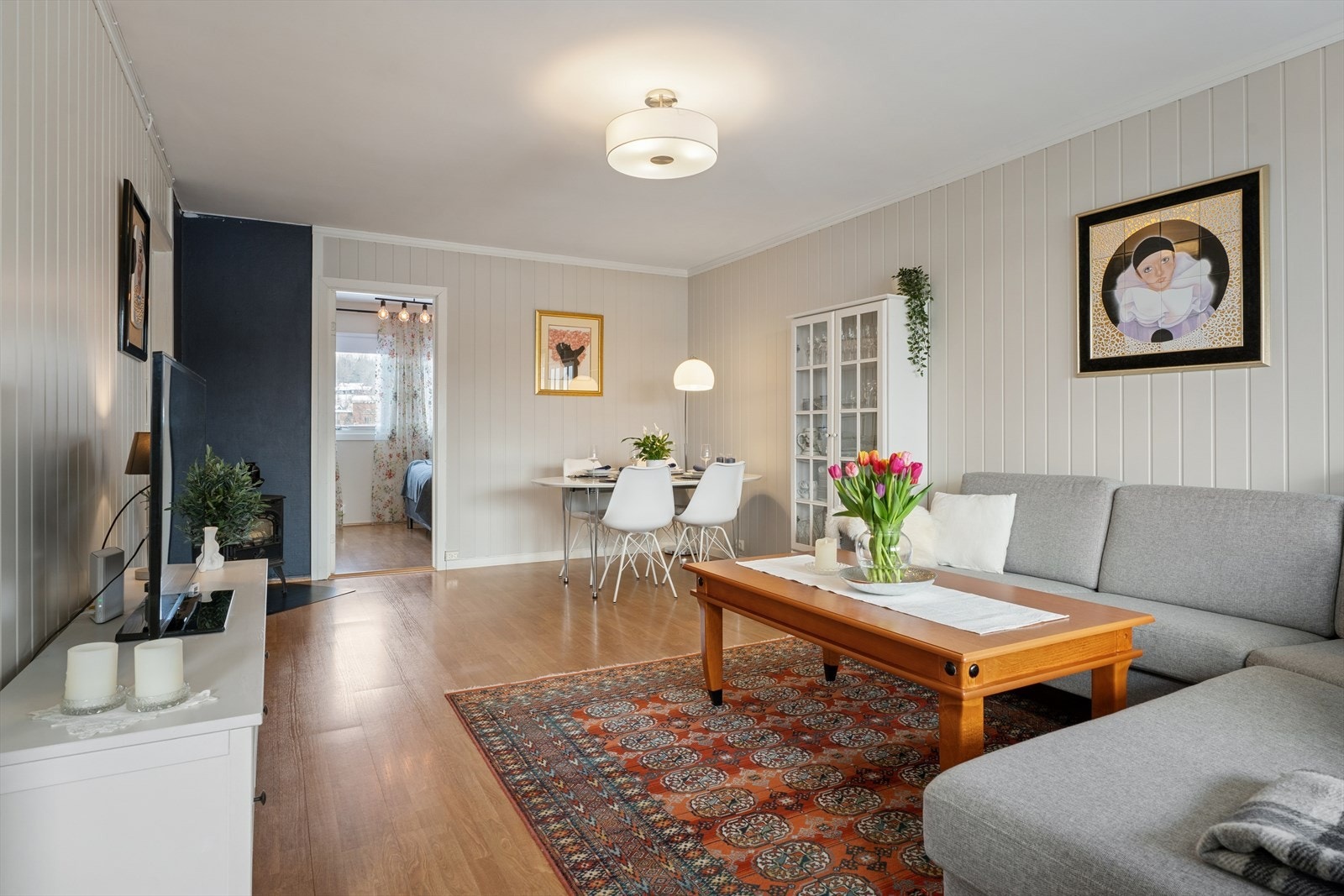 Stuen er enkel å møblere med naturlige soner for både salong og spisestue Galleribilde