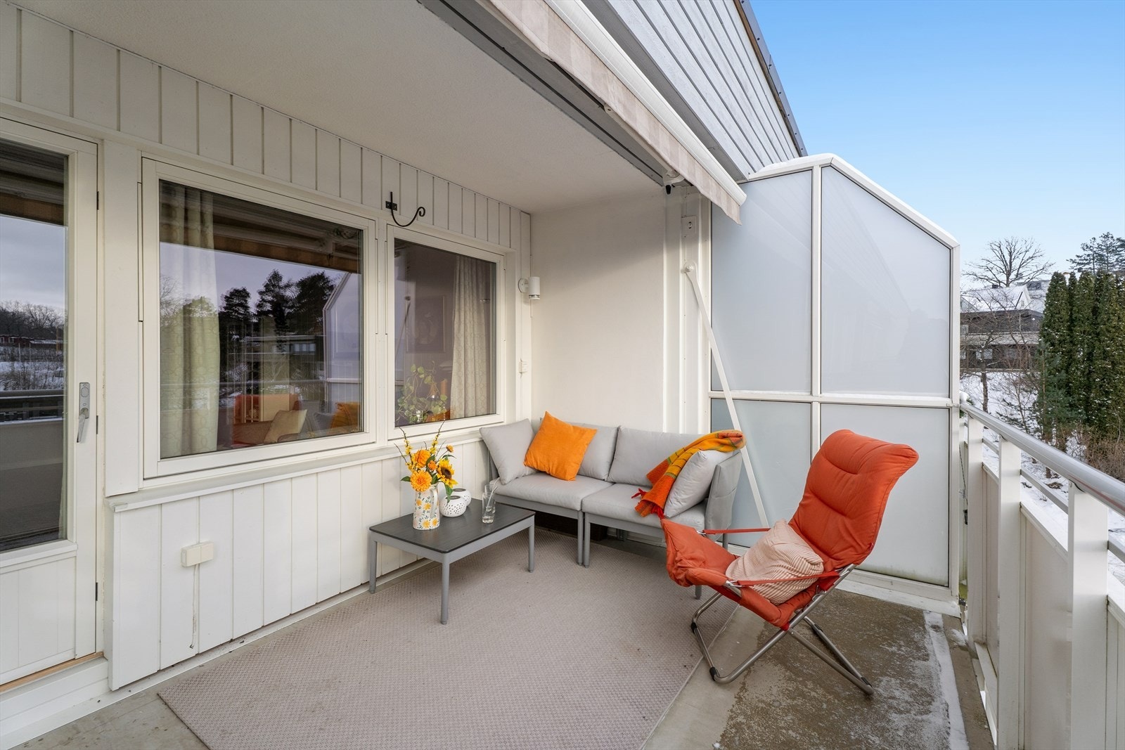 Fra stuen er det utgang til en solrik, sydvendt balkong som gir en fin forlengelse av rommet på varme sommerdager Galleribilde