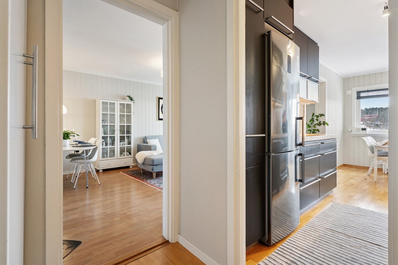 Innenfor stuen finner du boligens kjøkken, et moderne og stilrent kjøkken fra 2007. En smart planløsning gjør at du kan gå inn både fra gangen og stuen, noe som gir en god flyt i hverdagen Galleribilde