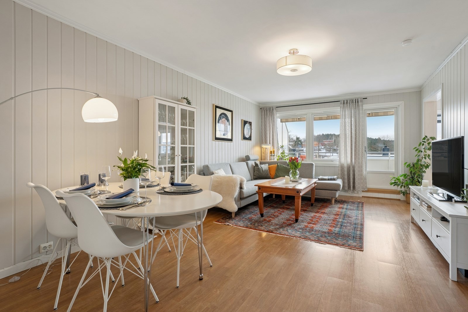 Joachim Norum Larsen i DNB Eiendom presenterer denne fine 4-roms andelsleiligheten beliggende i 4. etasje i Karlsrud 2B - toppleilighet med fin utsikt! Galleribilde