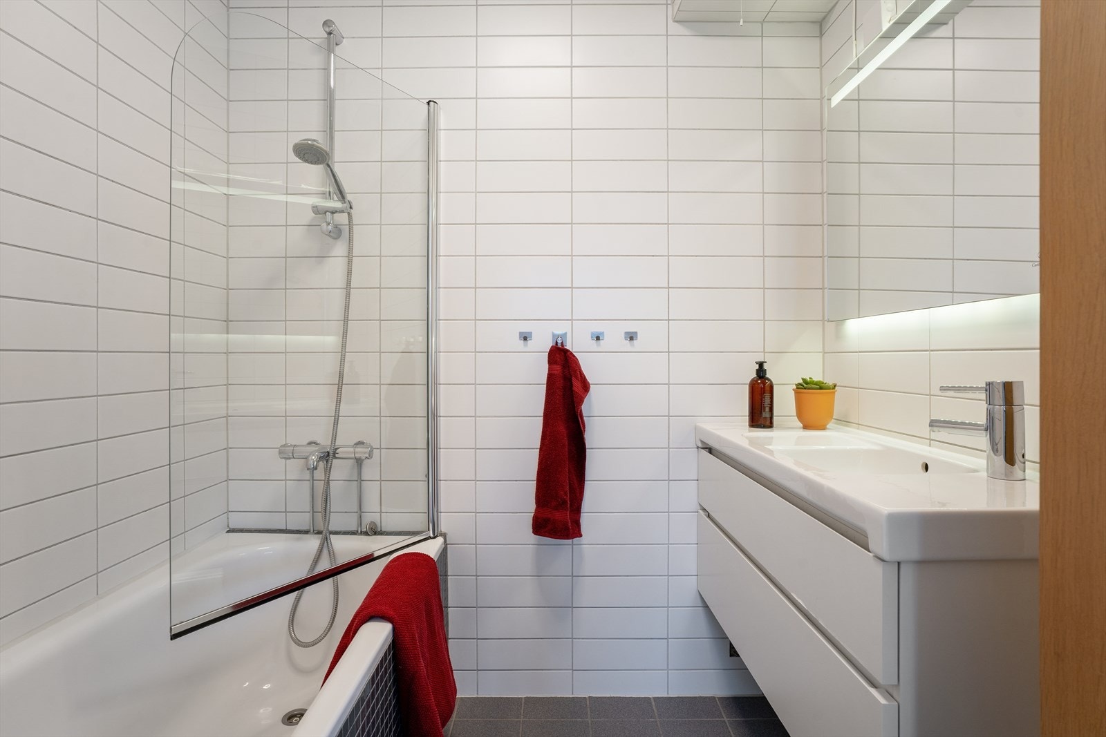 Baderommet ble modernisert i 2007 - delikate hvite veggfliser og grå gulvfliser med behagelig gulvvarme Galleribilde