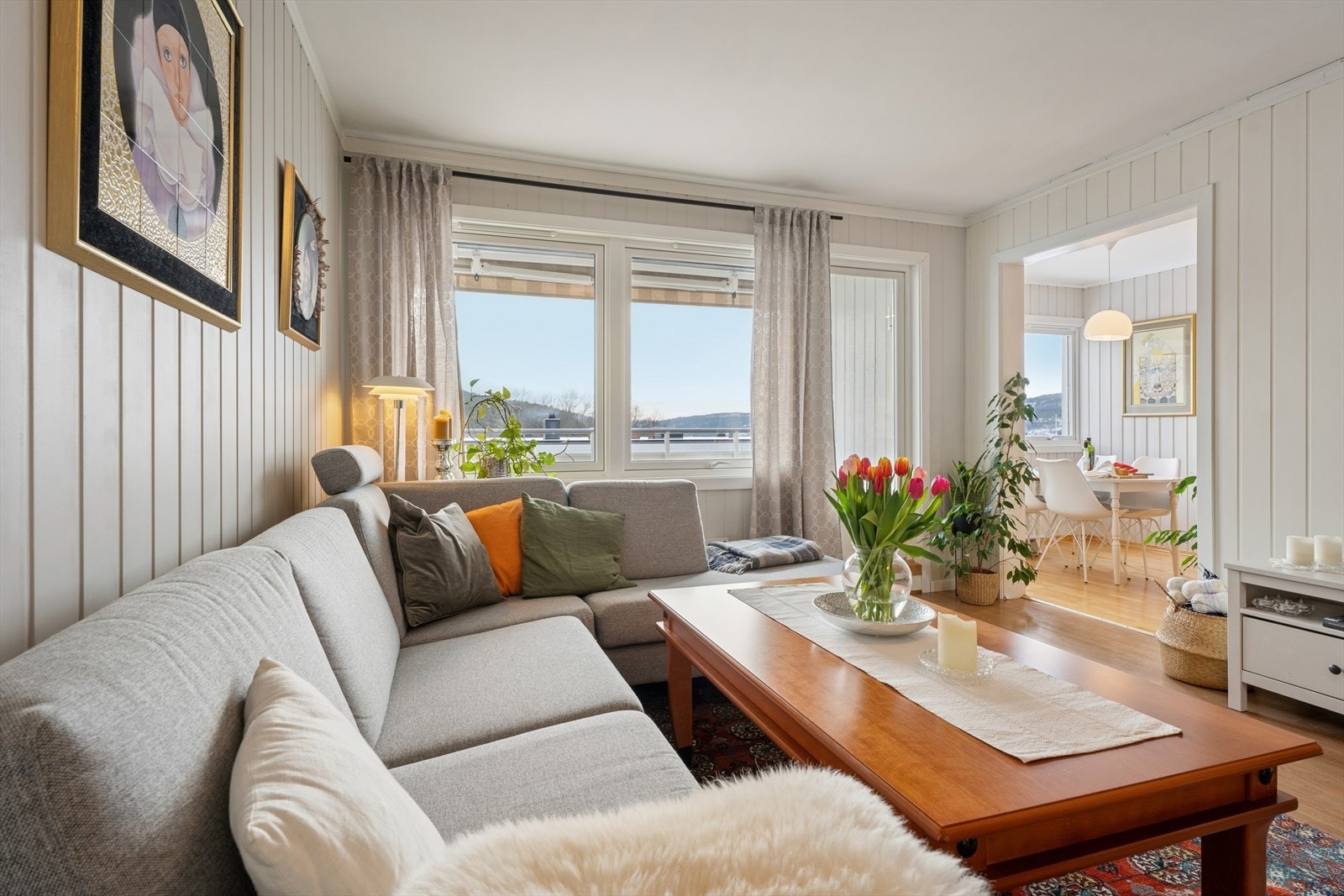 Vel inne i leiligheten møtes du av en lys og romslig stue med adkomst til solrik balkong Galleribilde