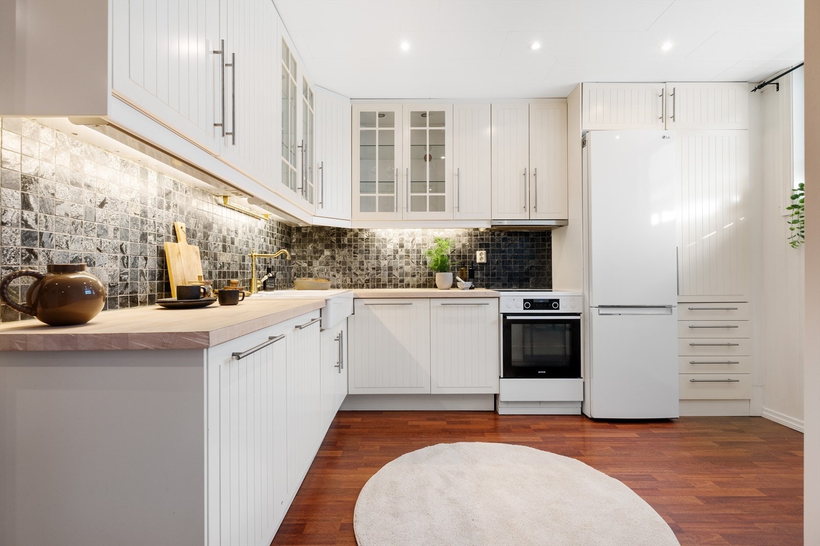 Kjøkken med profilerte fronter Galleribilde