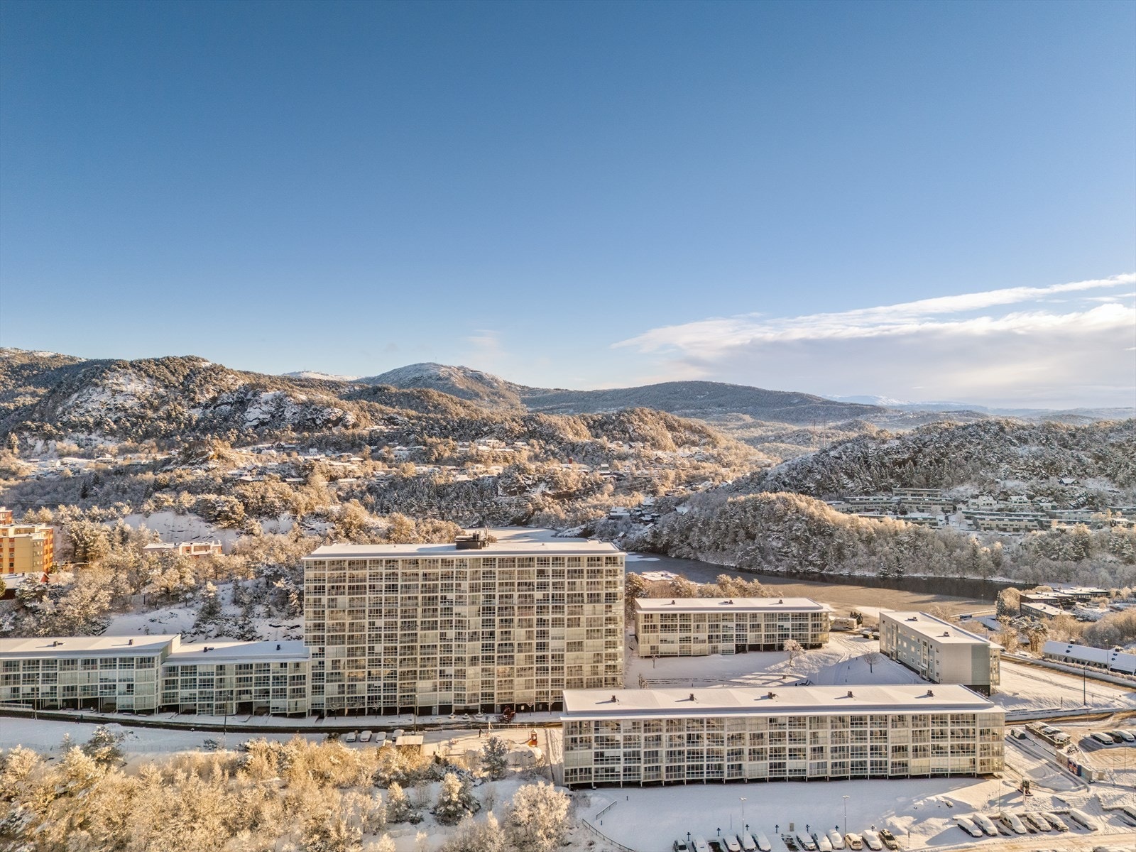 Fra Hetlevikåsen tar det ca. 3-4 minutter å kjøre til Vestkanten Storsenter som har "alt" av butikker og servicetilbud Galleribilde