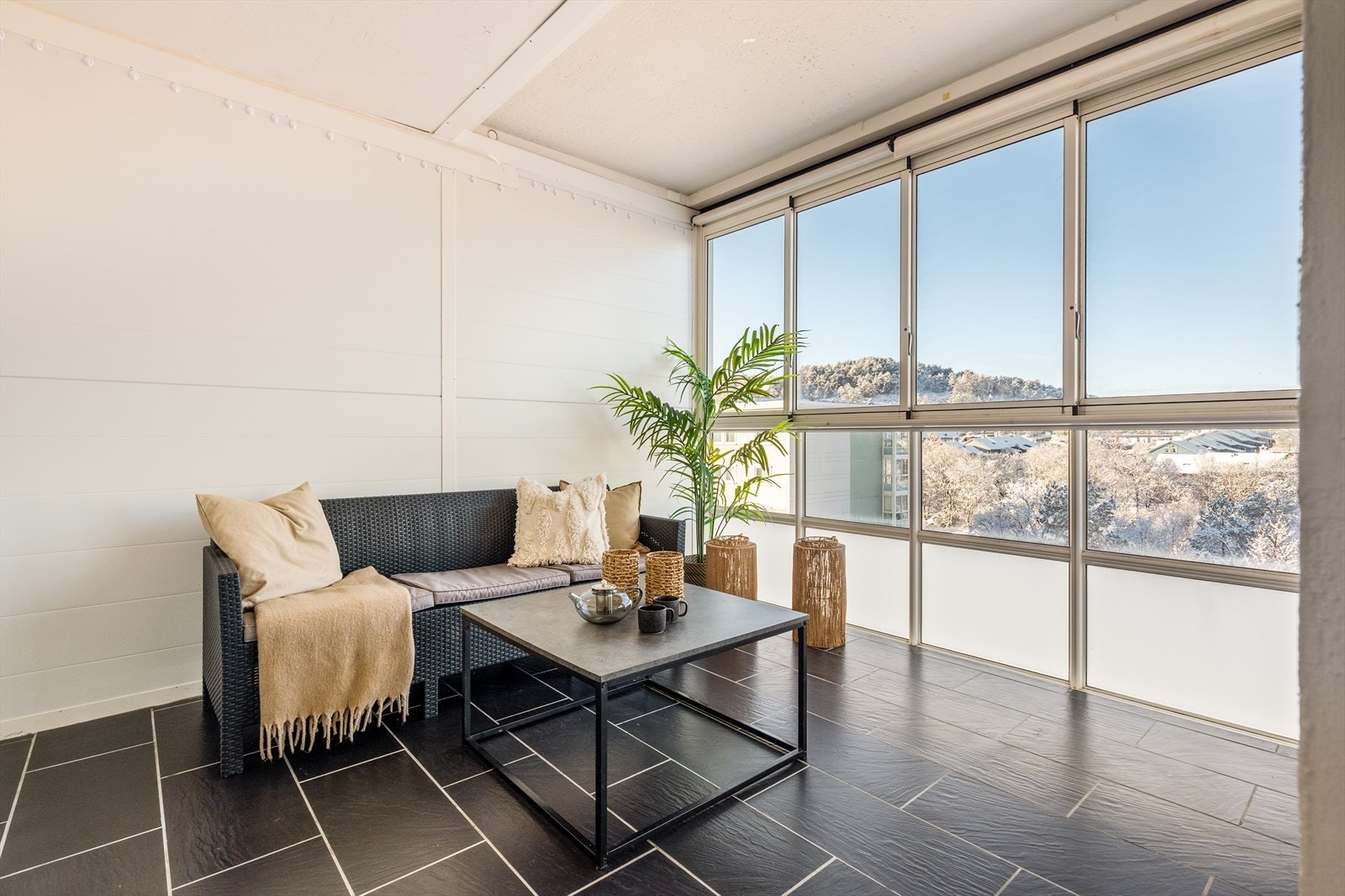 3-roms leilighet med 19 kvm. solrik innglasset altan og flott utsikt Galleribilde