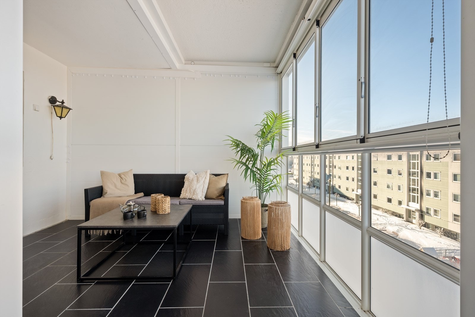 Gangavstand til buss, butikk, skole og barnehage. Kort vei til flotte turområder Galleribilde