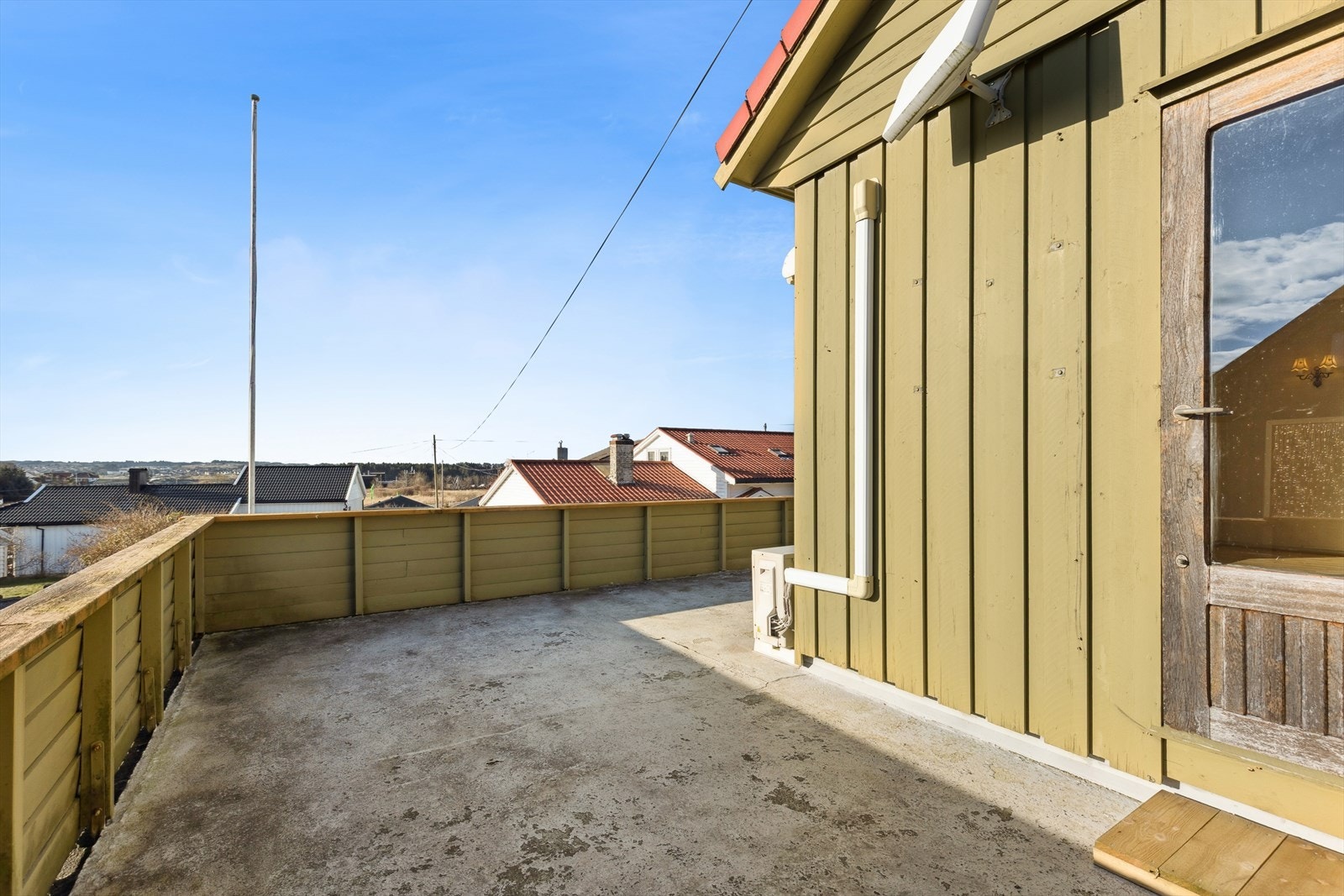 Direkte utgang til terrasse fra stue. Galleribilde