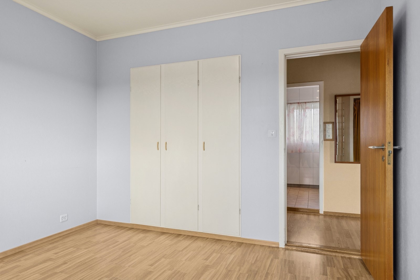 Soverom med praktisk plassbygd skap som gir god oppbevaringsplass. Galleribilde