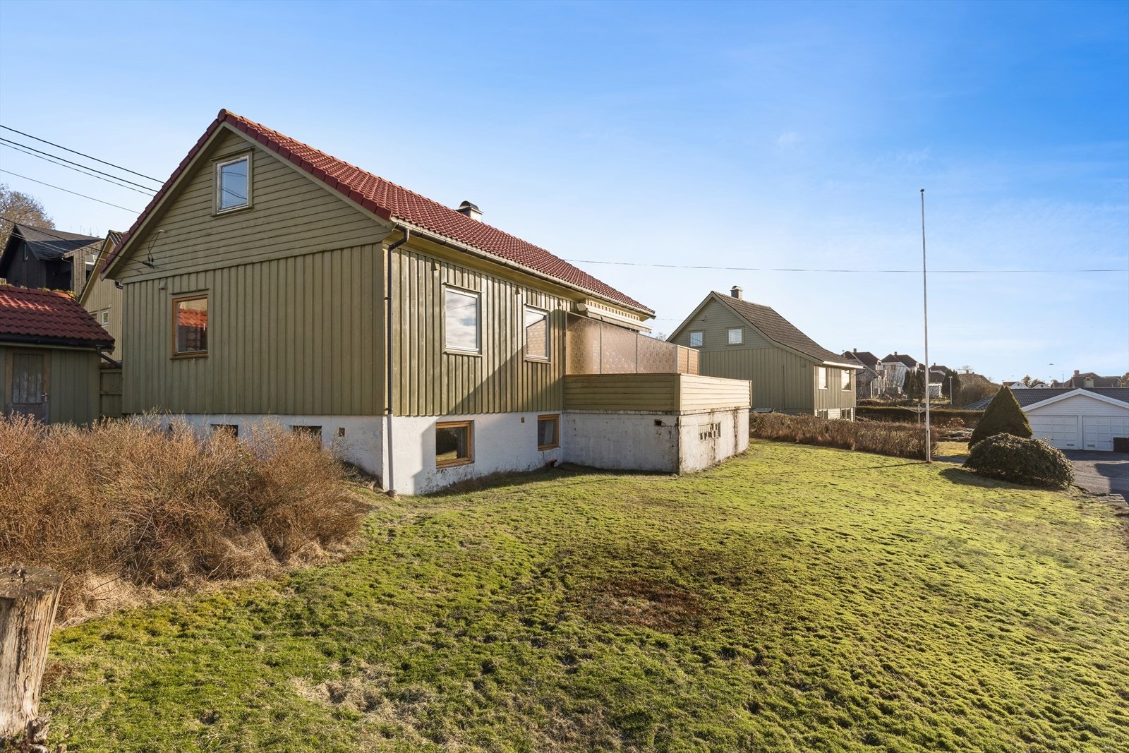 Stort og flatt uteområde - perfekt for lek og aktiviteter for barn. Galleribilde