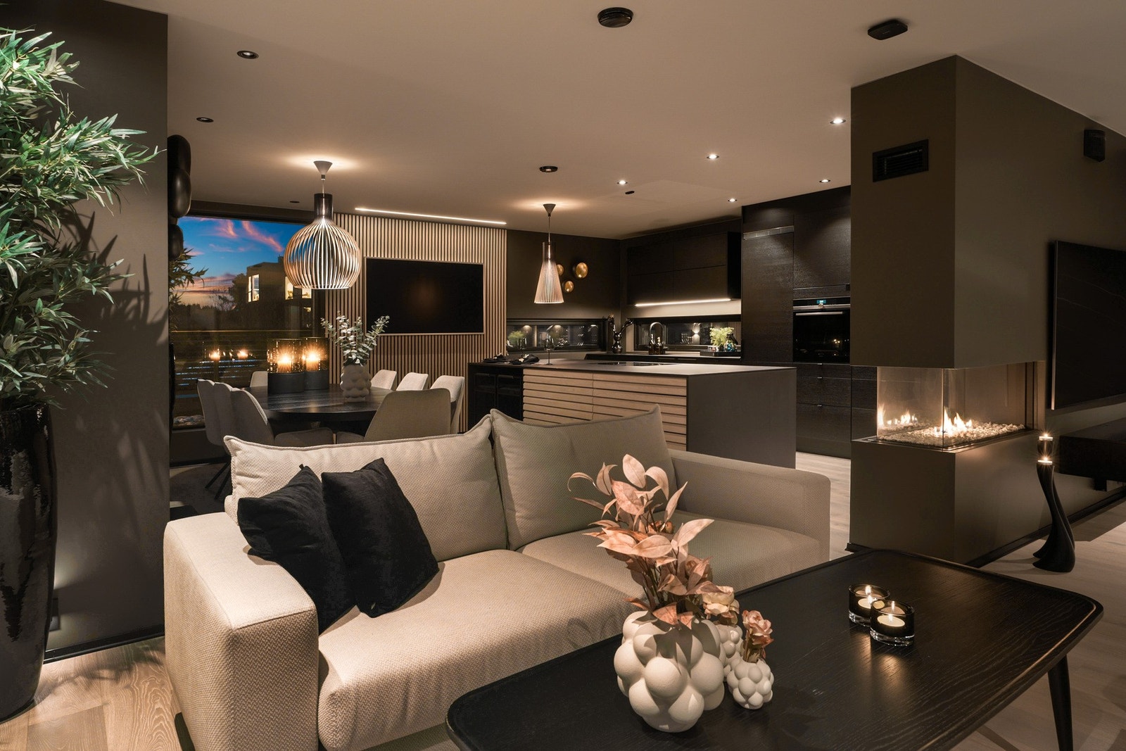 Stue, kjøkken og spisestue måler til sammen ca. 63 kvm. Galleribilde