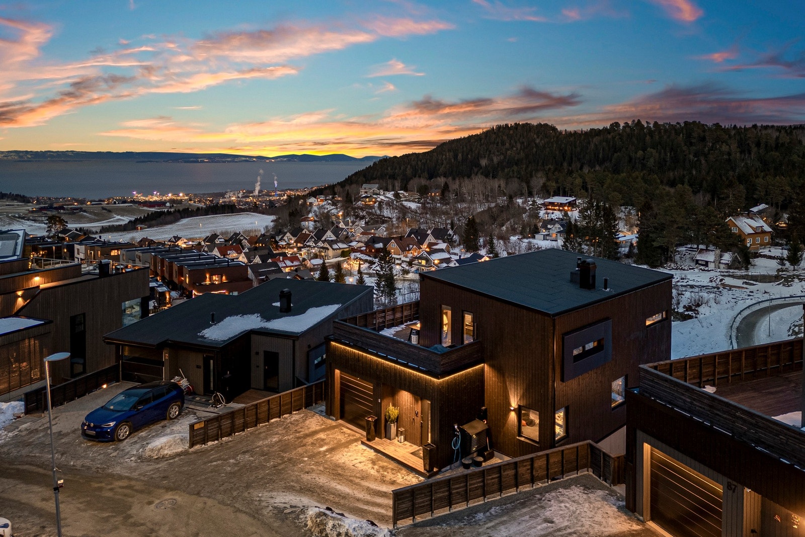 Nabolaget er rolig og familievennlig, og nærmeste barnehage ligger 1,3 kilometer fra huset (enda nærmere i luftlinje). Galleribilde