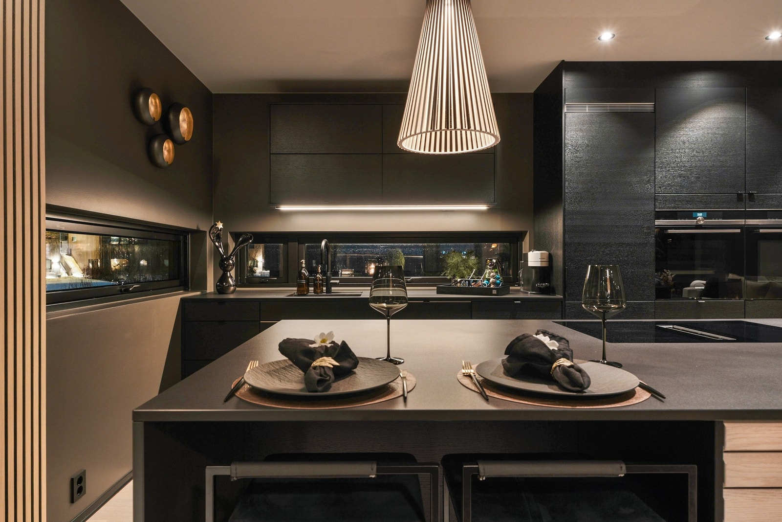 Alle hvitevarer er fra Siemens Home, og inkluderer bl.a. Quooker, damp-/stekeovn, mikro-/stekeovn og integrert avtrekksvifte på koketopp. Galleribilde