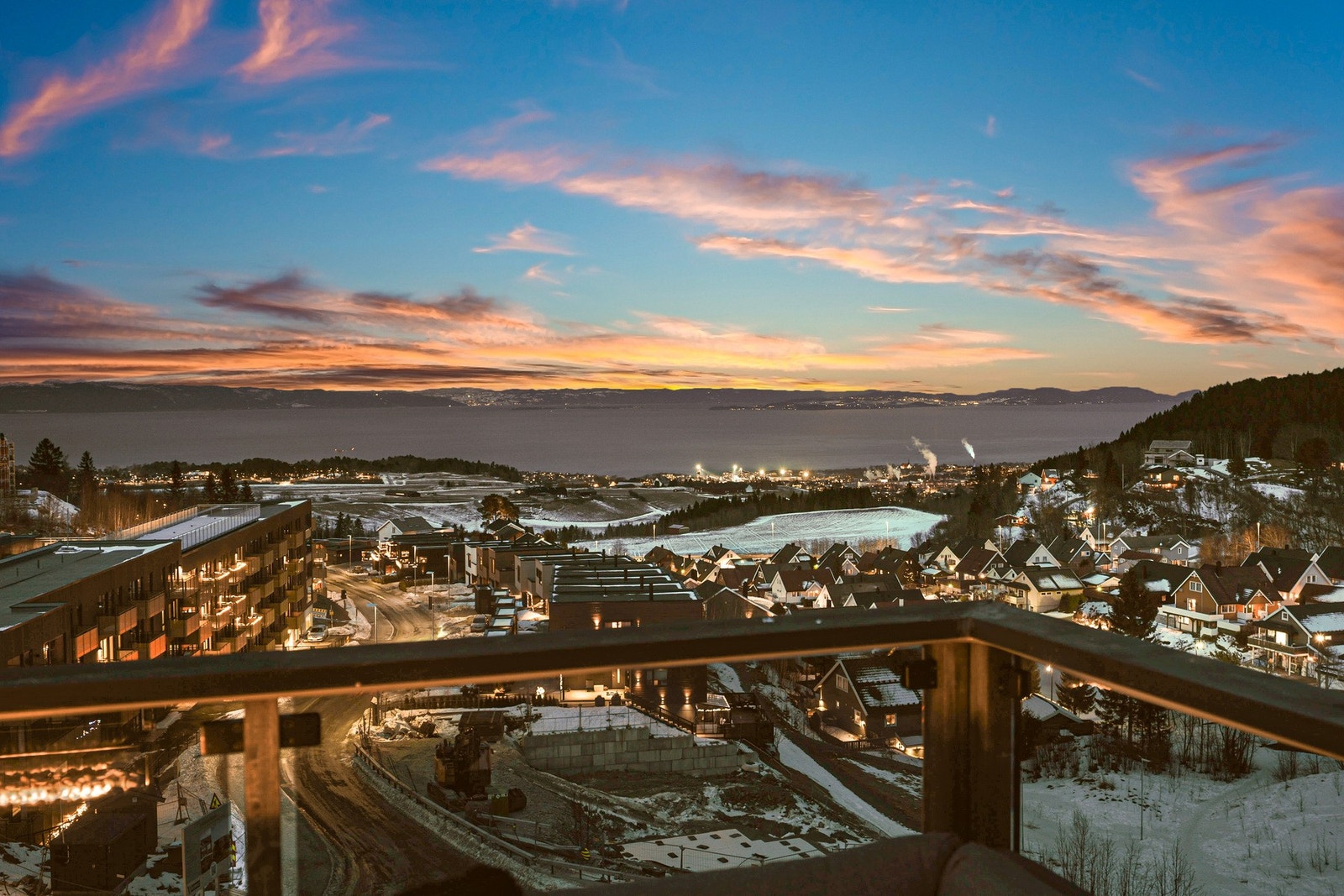 Utsikten favner om Trondheimsfjorden fra Frosta i nordøst til Fosenalpene i nordvest. Galleribilde