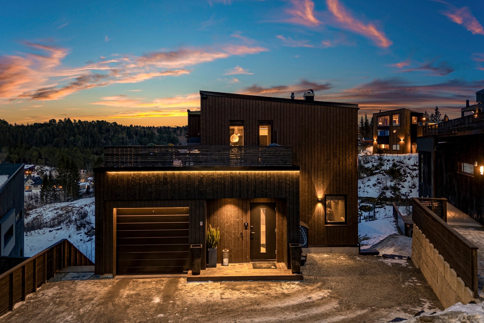 Stilige detaljer også utendørs. Legg merke til lyslista under rekkverket på altanen, som bidrar med horisontal opplysning. Galleribilde