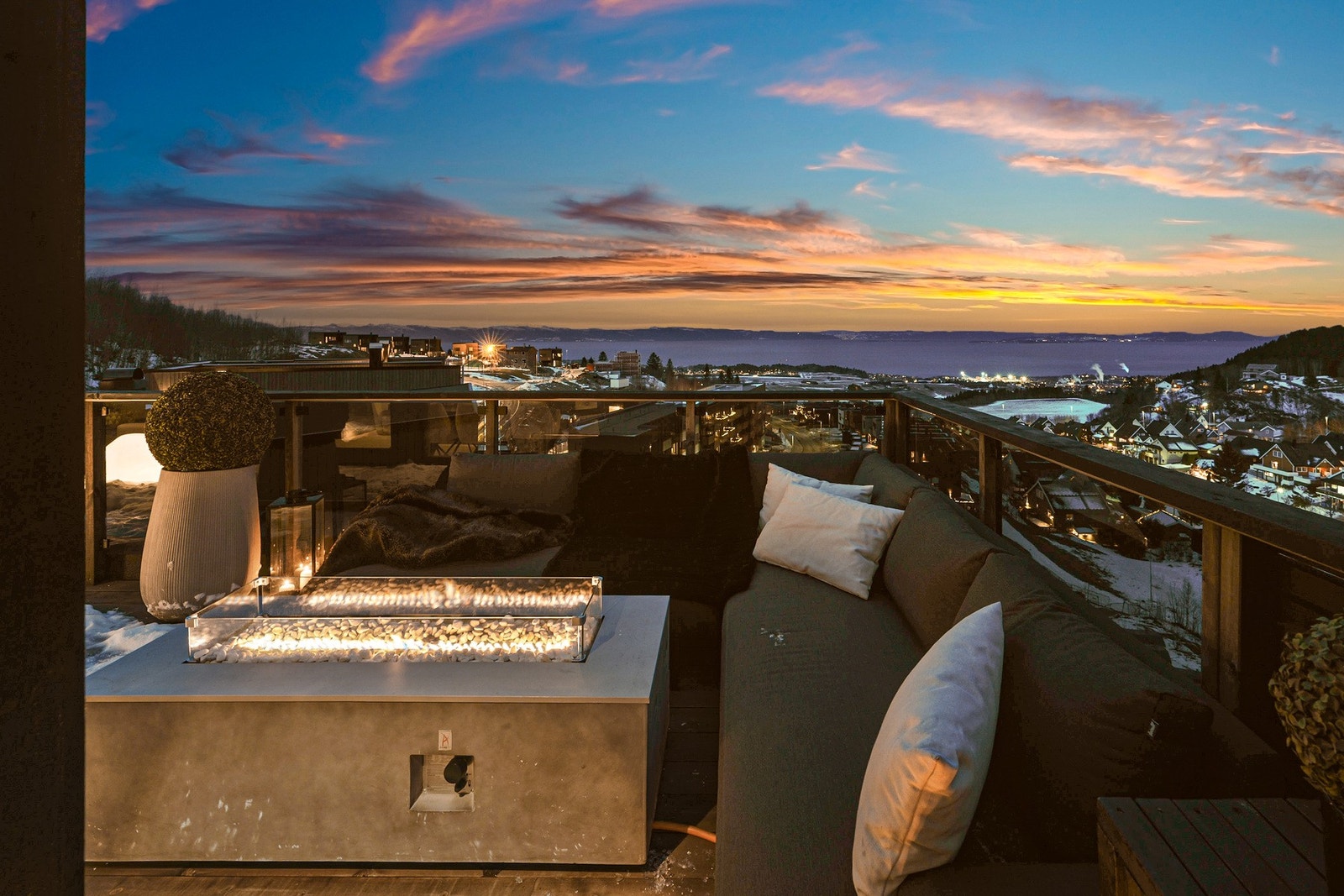 Det skrånende terrenget gir fantastisk utsikt, og ingen foranliggende bebyggelse skjermer for utsikten. Galleribilde