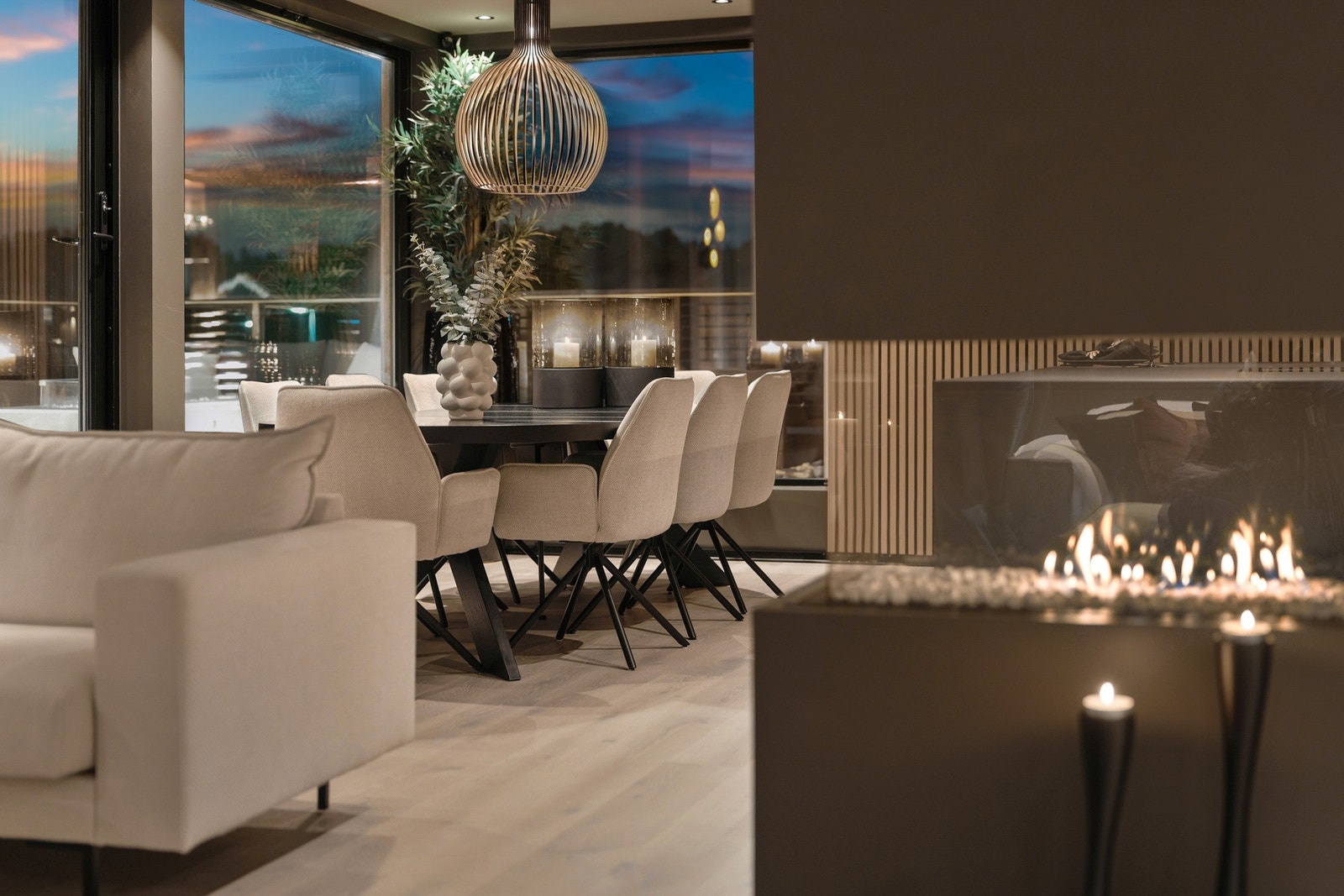 En stilig gasspeis fra Faber danner et naturlig skille mellom stue og kjøkken. Galleribilde