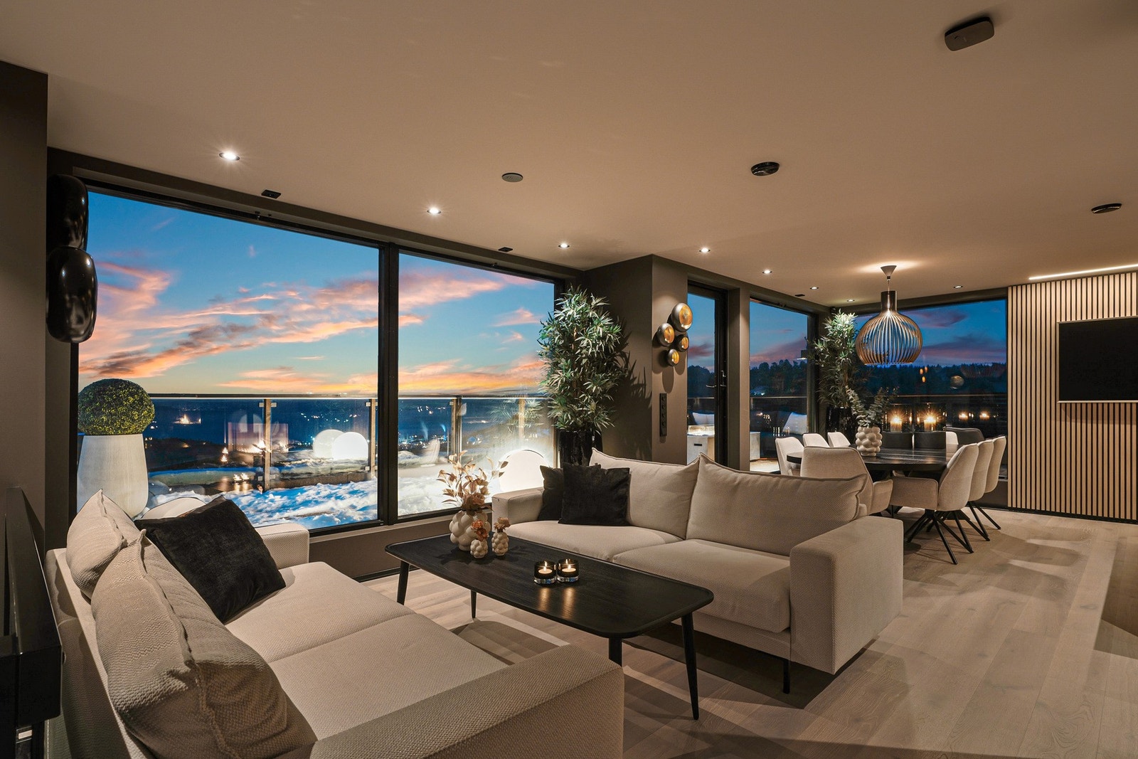 Arealet løper over tre store plan, og oppholdssonen i øverste etasje vender mot den formidable utsikten. Galleribilde